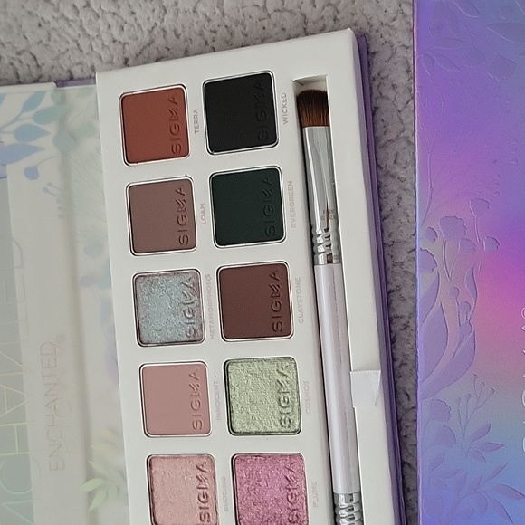 Sigma Beauty Enchanted Eyeshadow Palette with Brush Set - Brand New - Picture 3 of 4